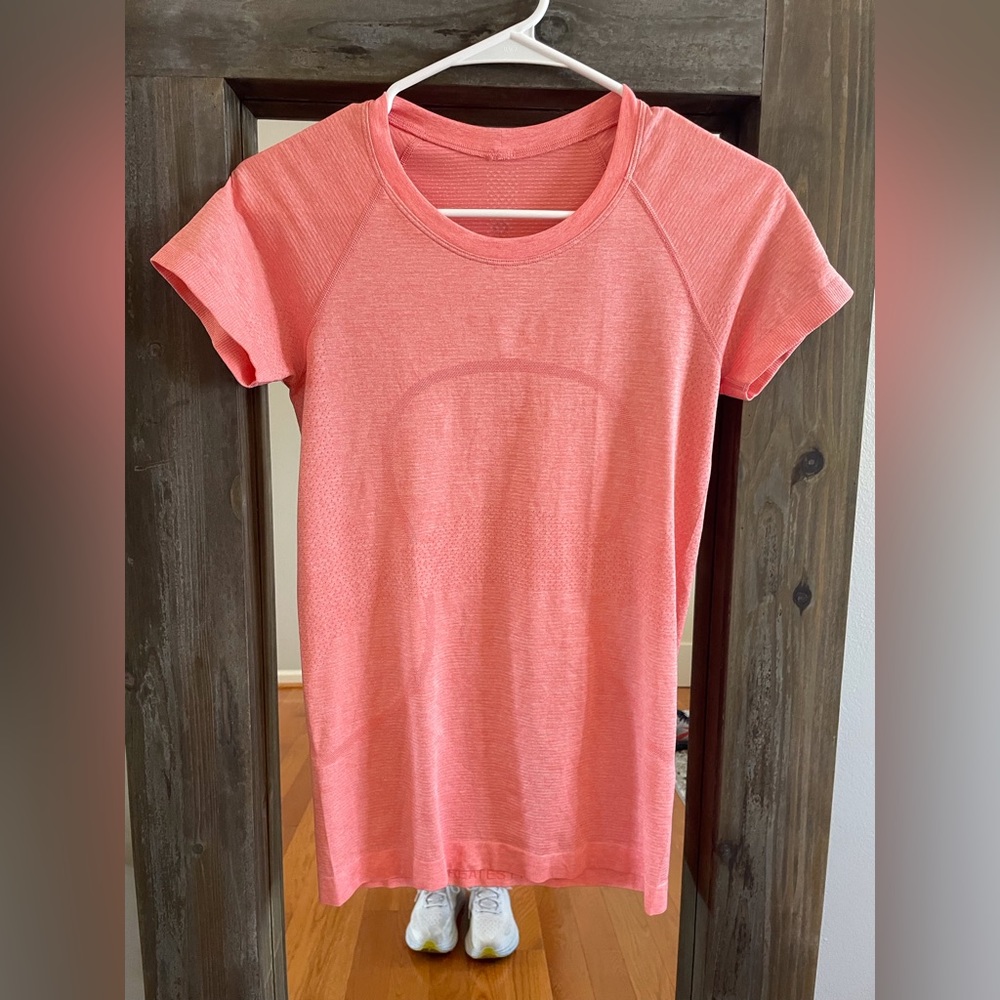Lululemon size 4 coral swiftly tech